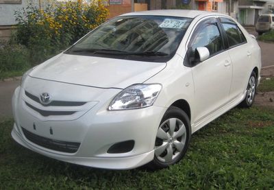 Автостекла Toyota Belta c установкой в Москве